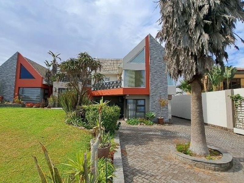 Exclusive living on " Walvis Bay's millionaires mile" - Photo 1