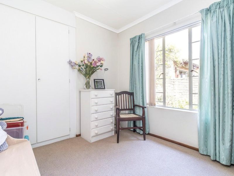 ACCENT ON CONVENIENCE IN A SECURE COMPLEX! - Photo 9