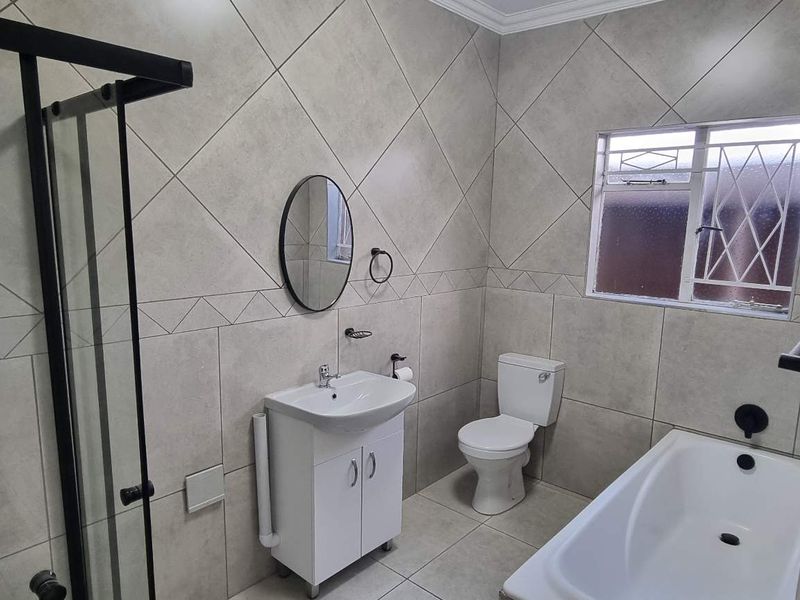 TURNKEY TOWNHOUSE LIVING- A MUST SEE! - Photo 3