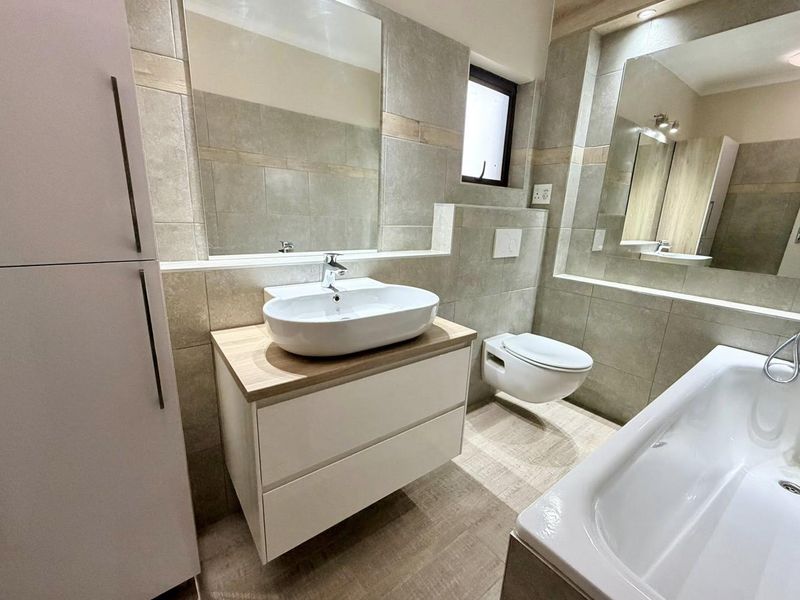 4 Bedroom House TO LET in Klein Windhoek - Photo 9