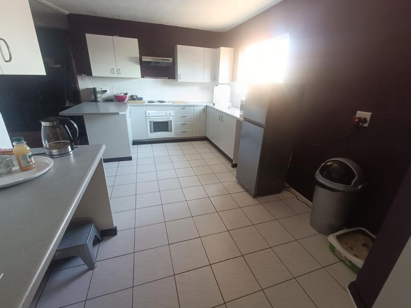 Spacious Double-Storey Family Home For Sale in The Hoewes - Photo 3