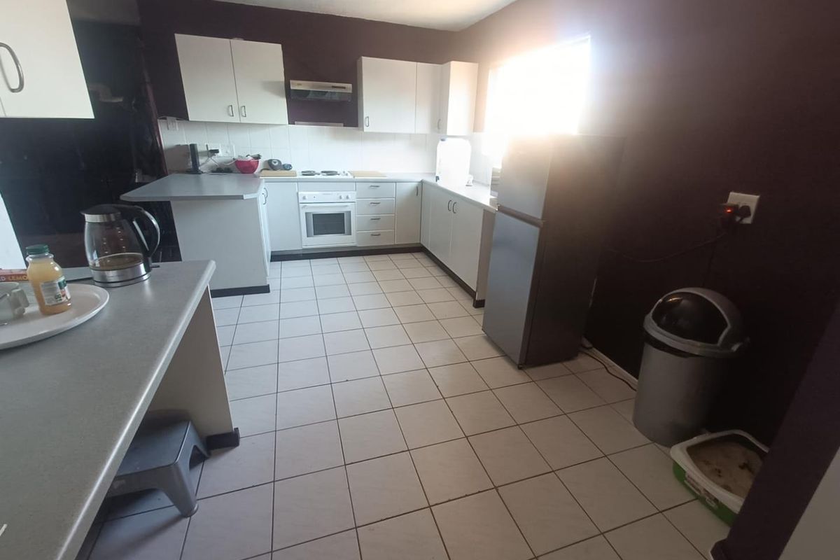 Spacious Double-Storey Family Home For Sale in The Hoewes - Photo 3