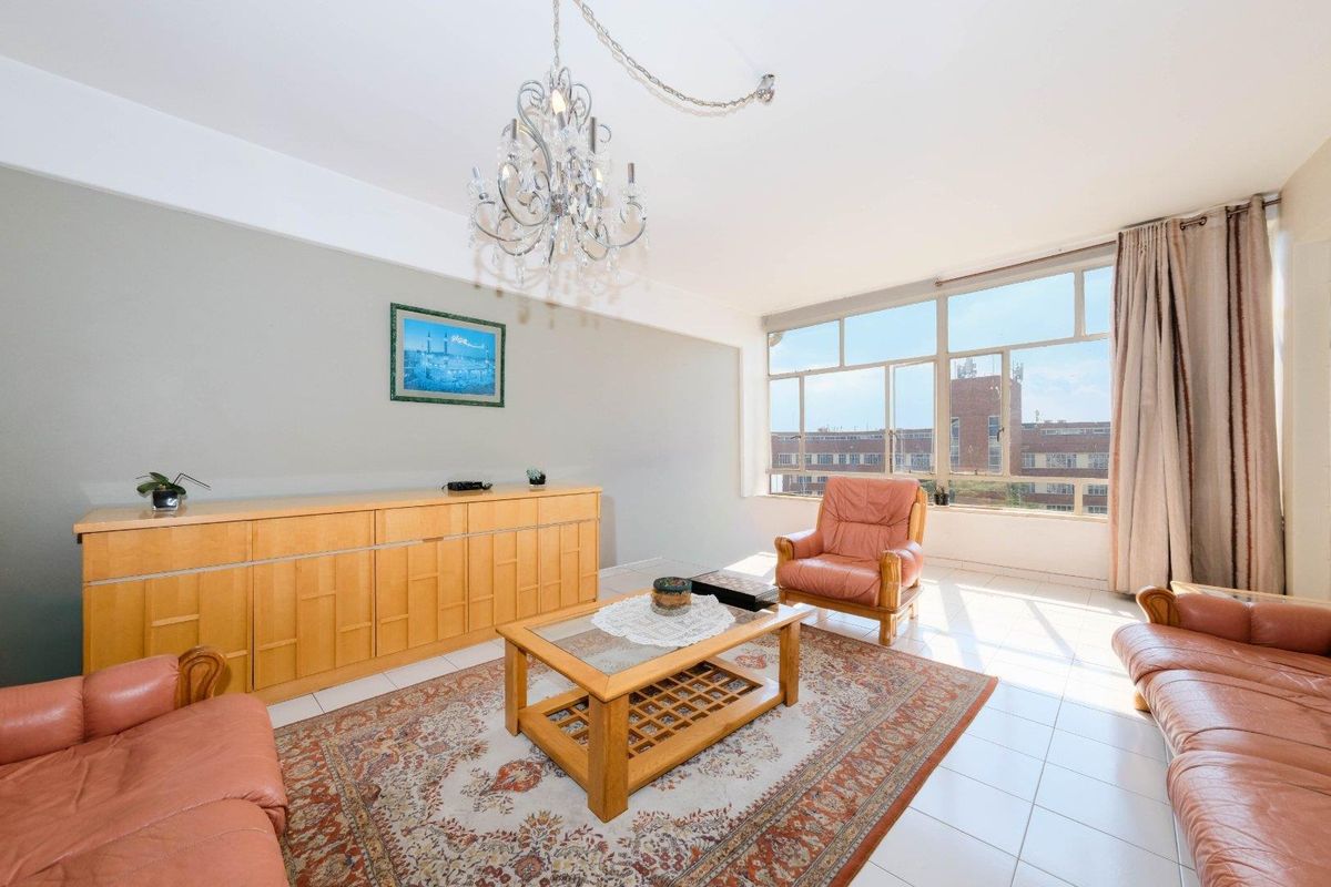Exciting new find in this sought after complex Chartwell! - Photo 2