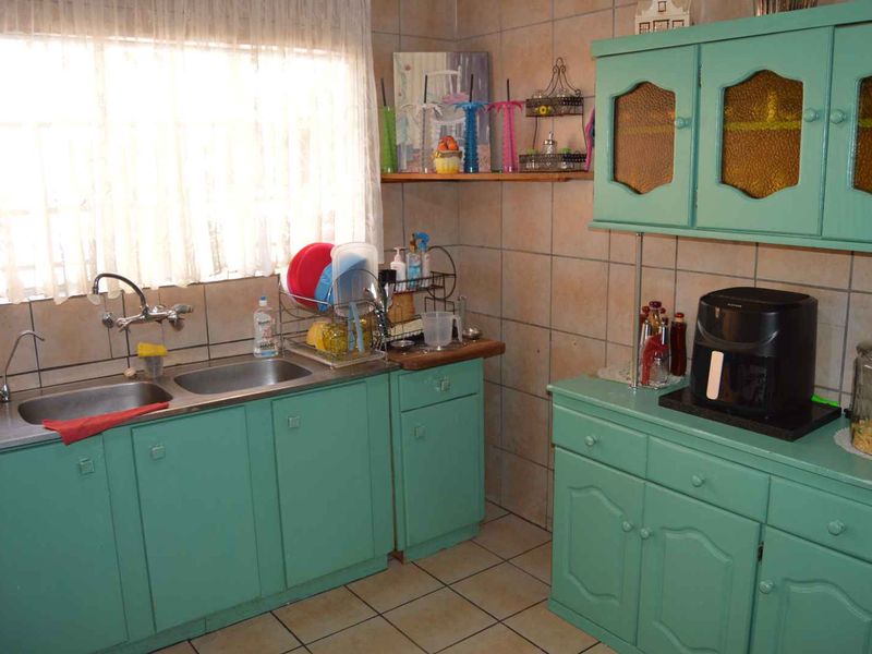 Three Bedroom Family Home with Two Bedroom Flatlet For Sale in Brackendowns - Photo 10