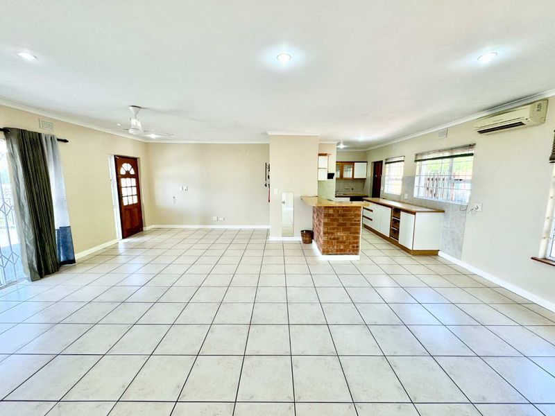 Hendra Estates - Stunning Townhouse With Sublime Sea Views For Sale In La Lucia - Photo 5