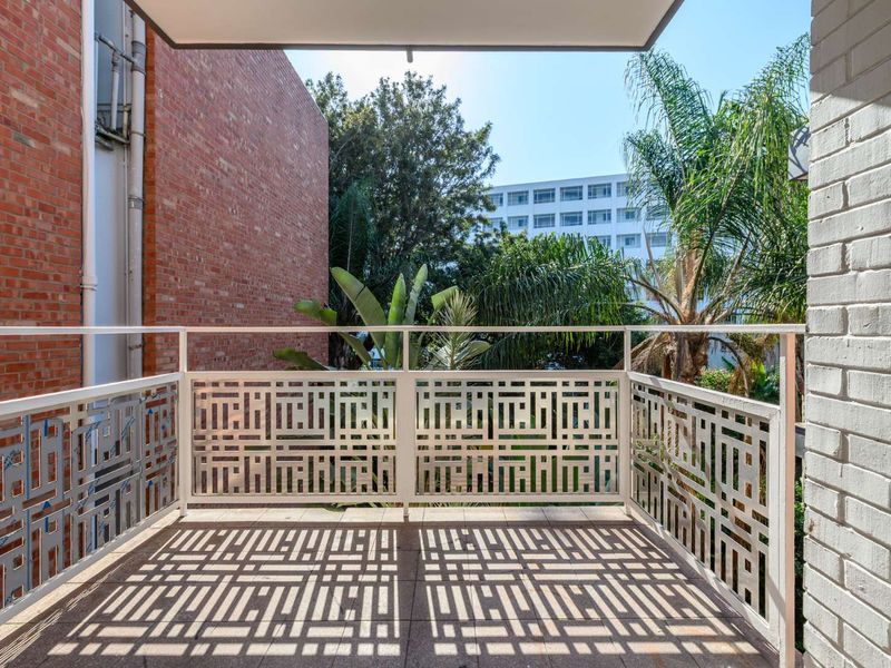 Spacious Duplex Apartment In Sought  After Consulate Place - Photo 8