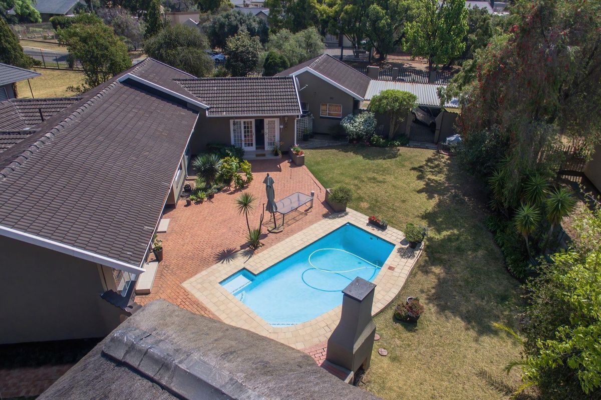 DREAM HOME IN BRACKENHURST!  Space, Comfort, and Style - Photo 2