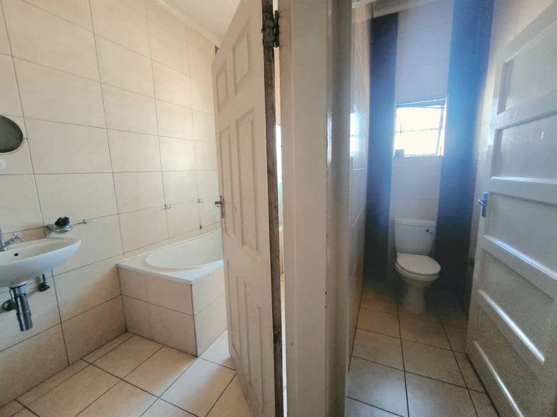 4 Bedroom House For Sale in Windhoek North - Photo 10
