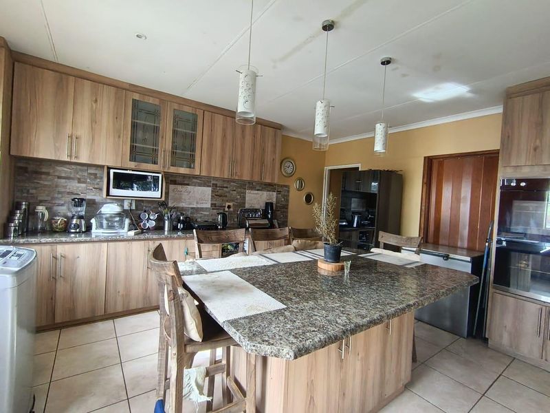 Seize the Opportunity: Dual Homes in Desirable Lakeview - Photo 2