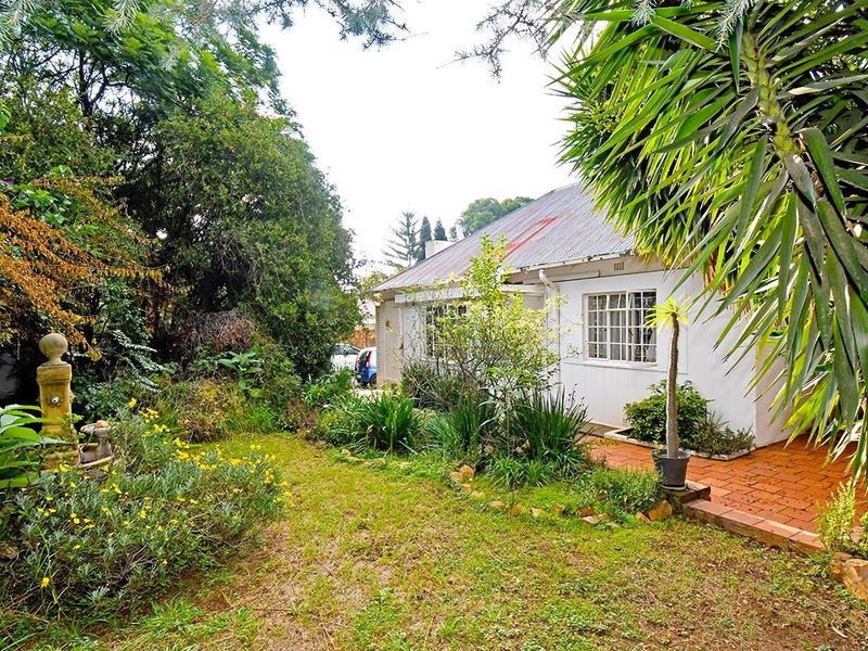 Spacious Home with Cottage, Laundry and Lush Greenery - Photo 3