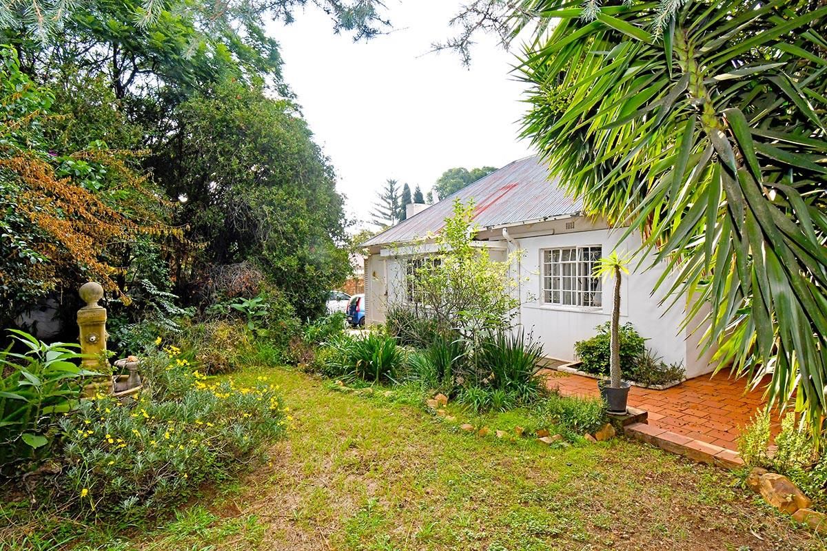 Spacious Home with Cottage, Laundry and Lush Greenery - Photo 3