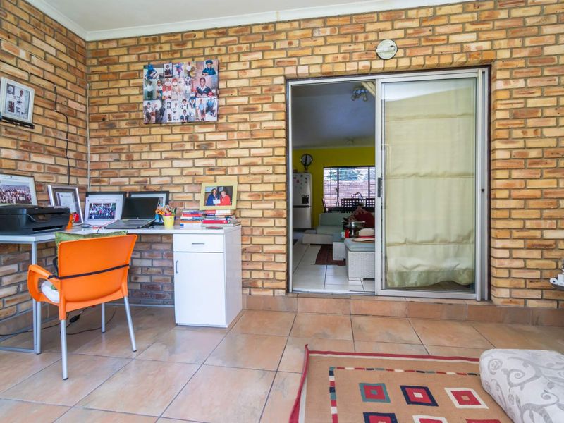 Charming townhouse in Ruimsig Manor III awaits! - Photo 10