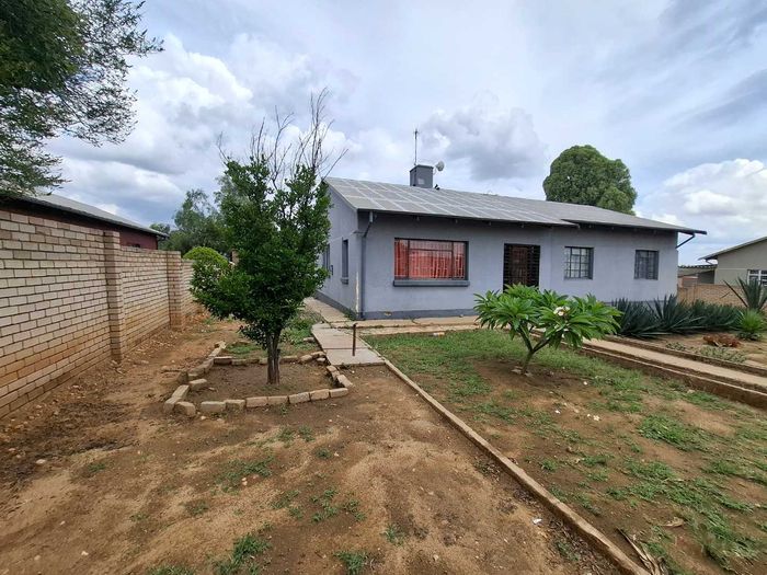 Property #2485146, House For Sale in Windhoek North