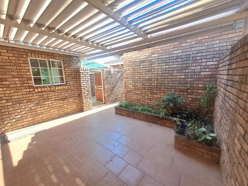 Comfortable 2 bedroom Town House - Photo 2