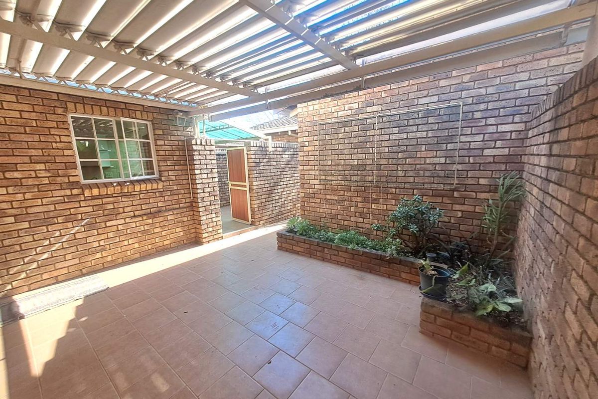Comfortable 2 bedroom Town House - Photo 2