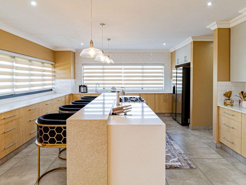 Elegant 4 Bedroom Home on the Greenbelt-The Hills Game Reserve Estate - Photo 5