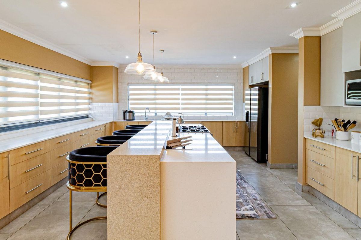 Elegant 4 Bedroom Home on the Greenbelt-The Hills Game Reserve Estate - Photo 5