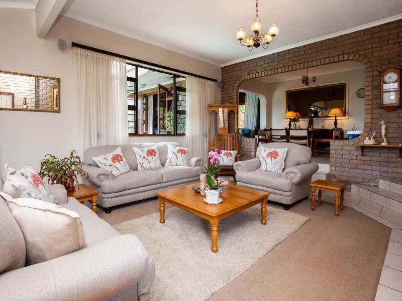 Immaculate elevated 3 bedroom home with stunning inland views - Photo 8