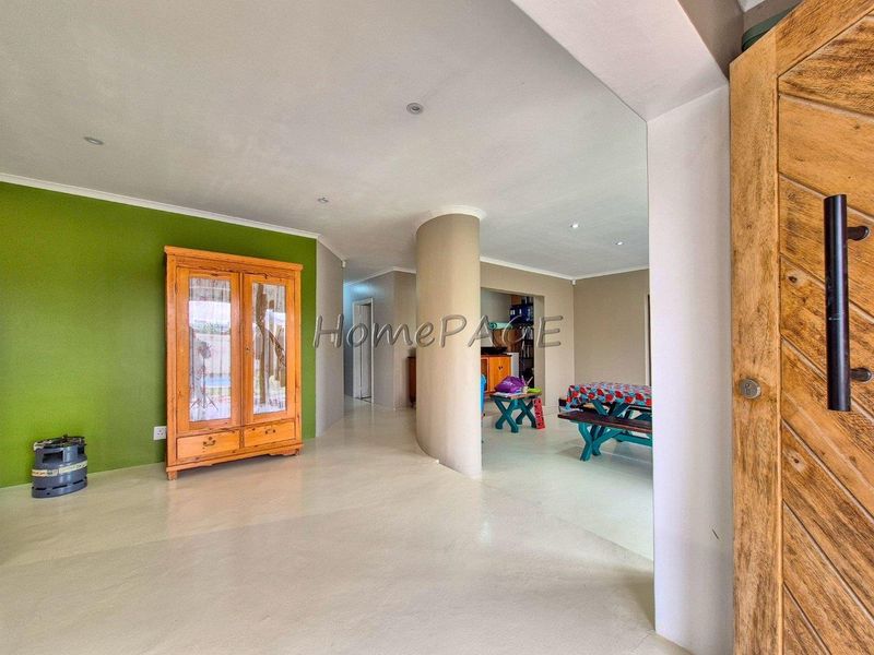 Meersig, Walvis Bay:  Spacious 3 Bedr Home with 1 Bedr Flat is for sale - Photo 4