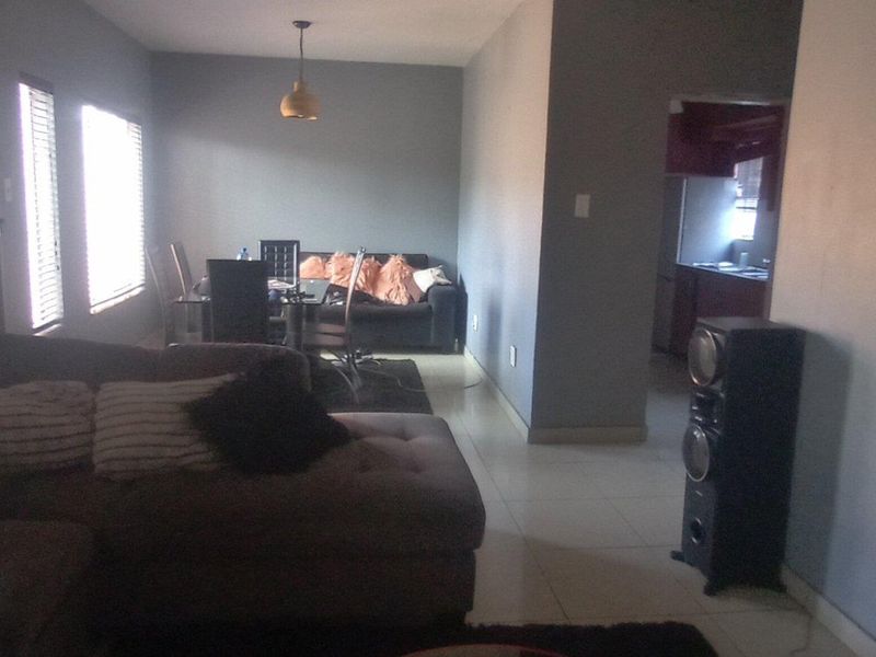 "Silverton Comfort: 2-Bed Apartment with Security & Spacious Living!" - Photo 6