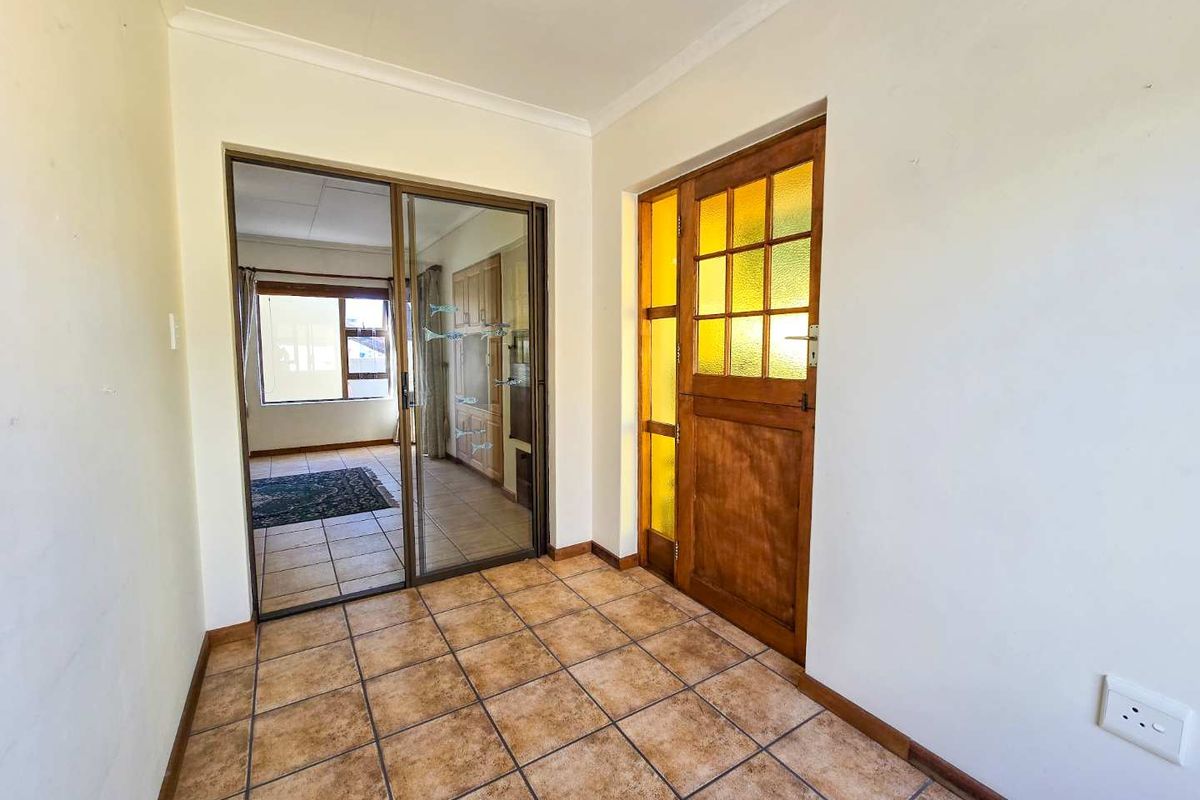 Neat family home for sale in harbour area. - Photo 3