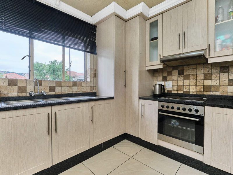 Charming and Spacious 3-Bedroom Upstairs Unit in The Willows Estate - Photo 5