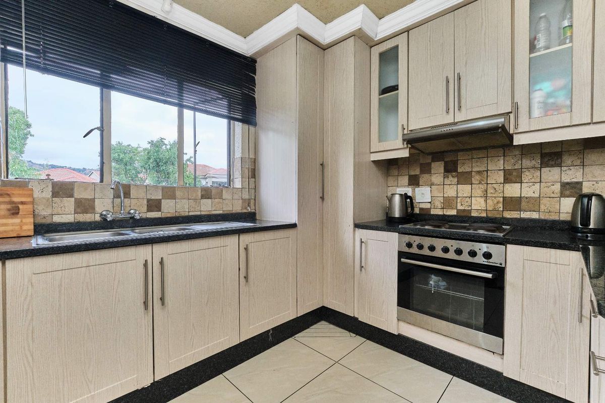 Charming and Spacious 3-Bedroom Upstairs Unit in The Willows Estate - Photo 5