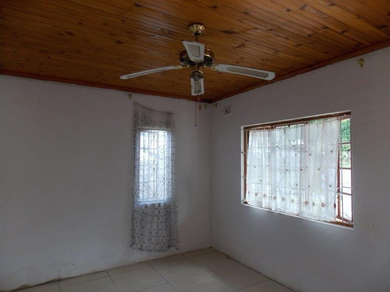 Comfortable Family Living in Shallcross Chatsworth - Photo 8