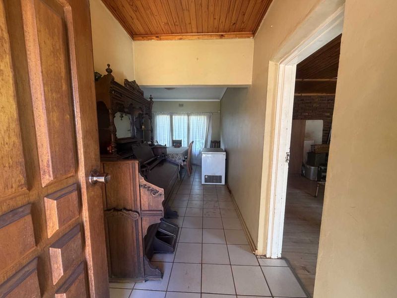Renovator's Dream on a Generous 1,496m2 Stand – Endless Potential Awaits - Photo 3