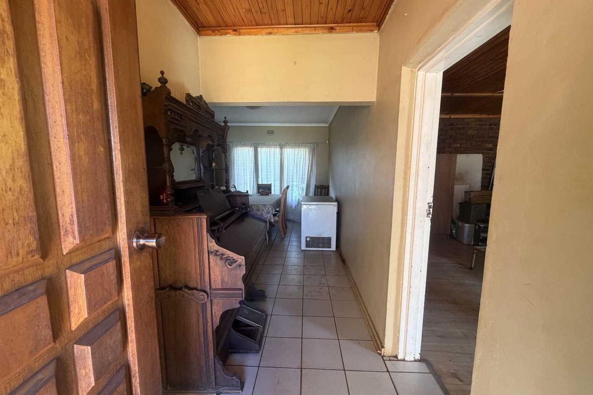 Renovator's Dream on a Generous 1,496m2 Stand – Endless Potential Awaits - Photo 3