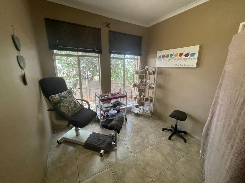 4 Bedroom Prime Investment Opportunity on Sneeuberg Street, Glenvista - Photo 10