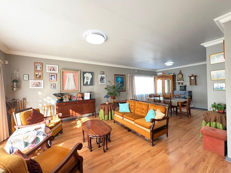 Spacious Family Home with Solar Power and Borehole  in Langenhovenpark - Photo 3