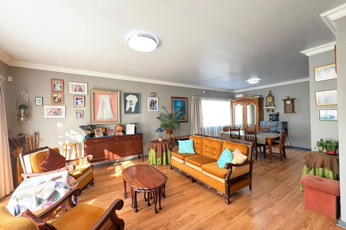 Spacious Family Home with Solar Power and Borehole  in Langenhovenpark - Photo 3