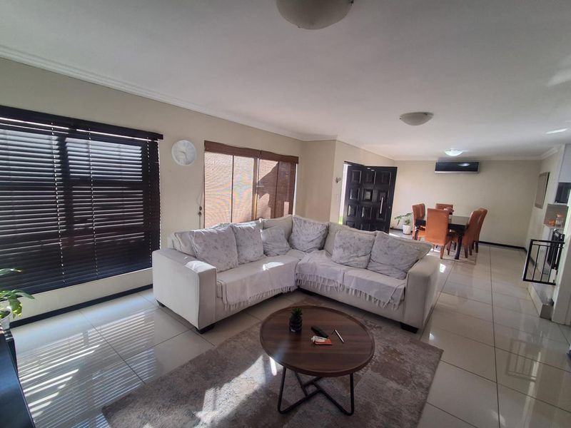 LUXURY, SECURITY AND STYLE IN DISTINGUISHED BASSONIA ROCK ESTATE - Photo 5