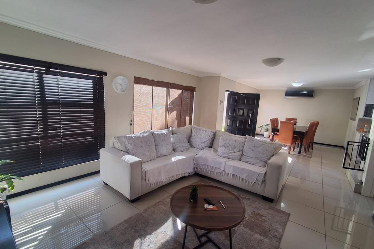 LUXURY, SECURITY AND STYLE IN DISTINGUISHED BASSONIA ROCK ESTATE - Photo 5