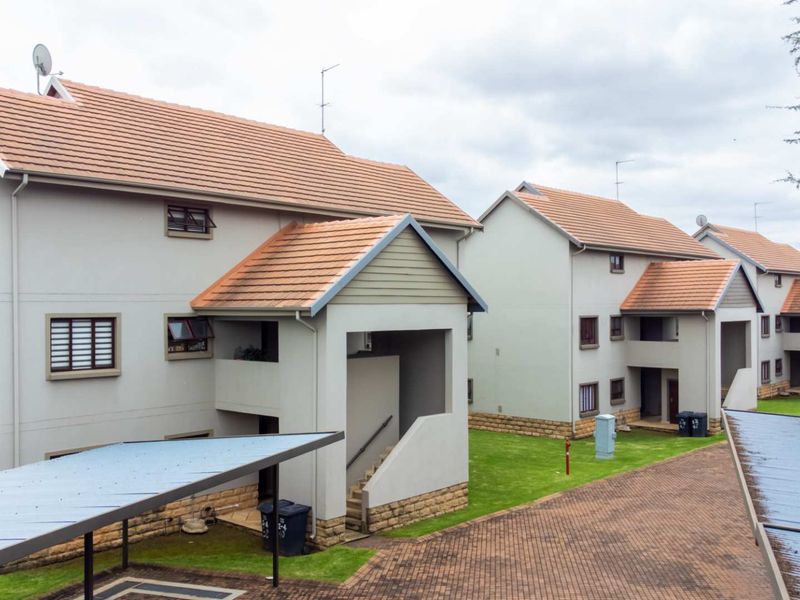 Modern Newly Renovated Ground-Floor Apartment in Tranquil Crowthorne Village with Country Living Charm - Photo 4