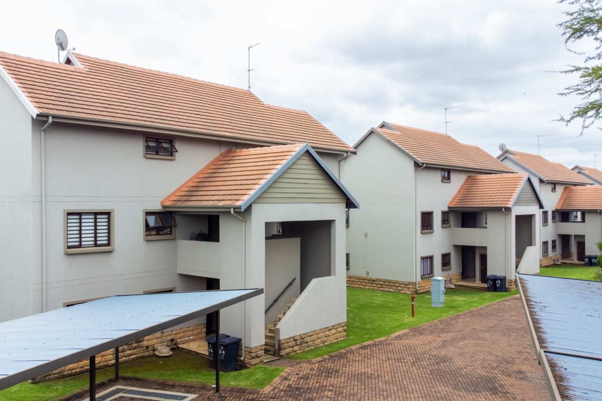 Modern Newly Renovated Ground-Floor Apartment in Tranquil Crowthorne Village with Country Living Charm - Photo 4