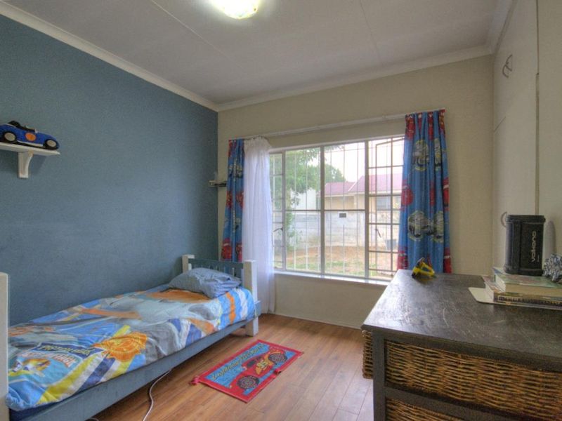 Family home in central Brackendowns - Photo 10