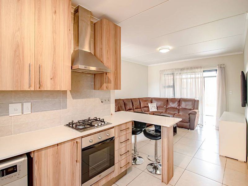 Immaculate 2 bed, 2 bath  Ground unit with very large garden - Photo 10