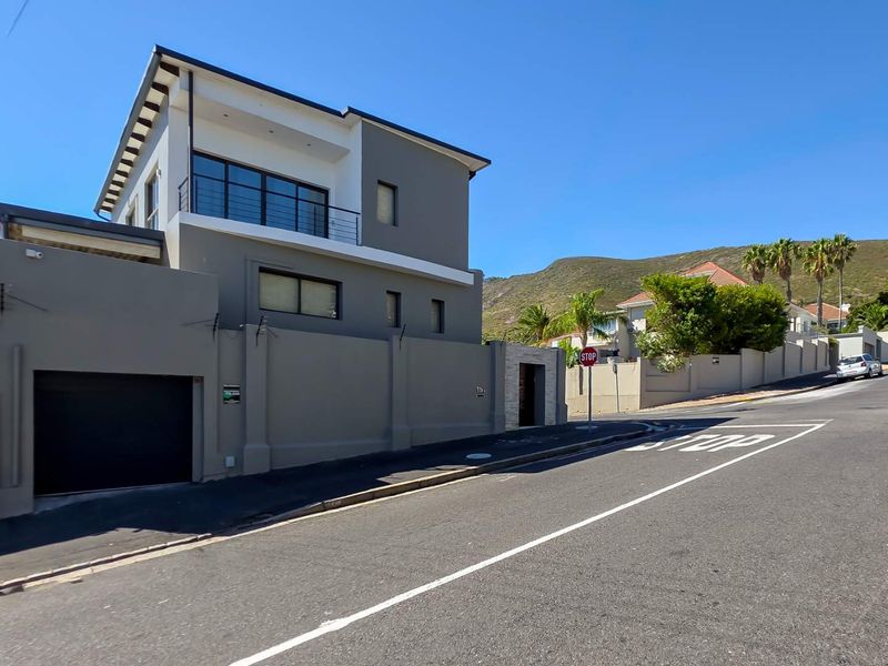 STYLISH LOCK-UP AND GO IN THE HEART OF FRESNAYE - Photo 1