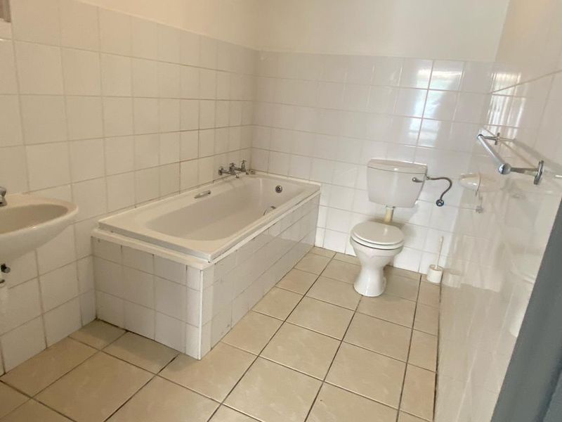 3 Bedroom Ground Floor Unit For Sale - Photo 7