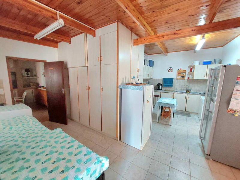 Spacious 3 Bedroom Home with Additional Flat - Photo 10