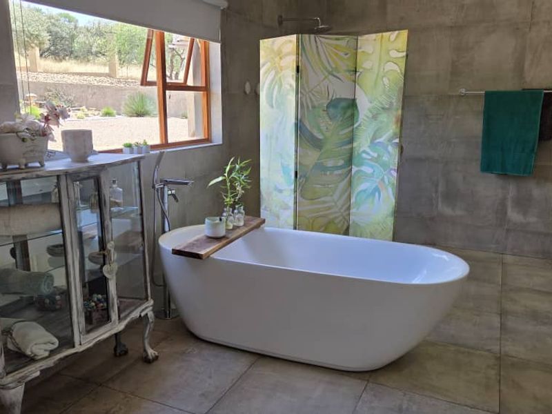 All On One Level Family Home With Lovely Views, Safe And Secure. - Photo 9