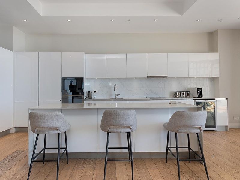 Penthouse Perfection: Breathtaking Views- Elegant Urban Retreat with Panoramic Table Mountain and Ocean Views - Photo 9