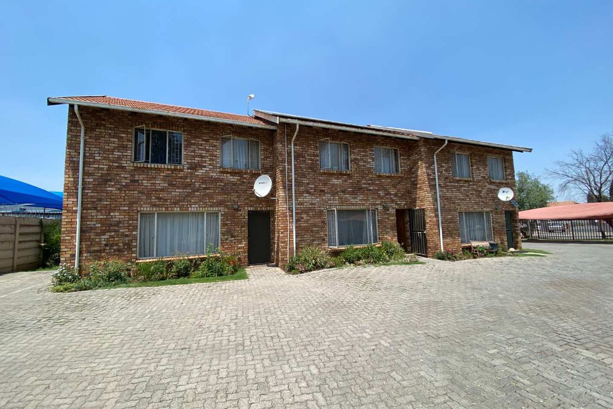 FOR THE SERIOUS INVESTOR - COMPLEX OF 7 UNITS FOR SALE - Photo 2