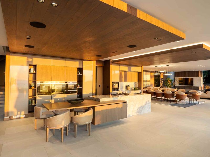 PINNACLE OF LUXURY LIVING - Photo 5