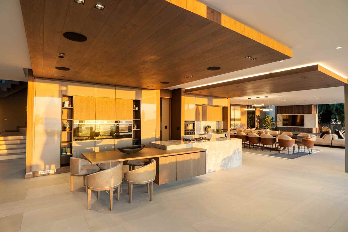 PINNACLE OF LUXURY LIVING - Photo 5