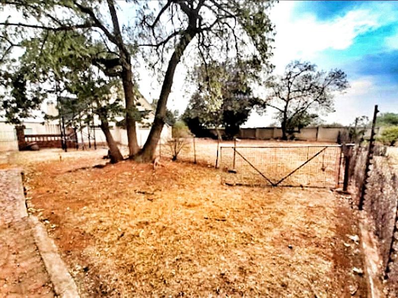 "An ideal home featuring a vast expanse of land of 2.5 Hectares" - Photo 8