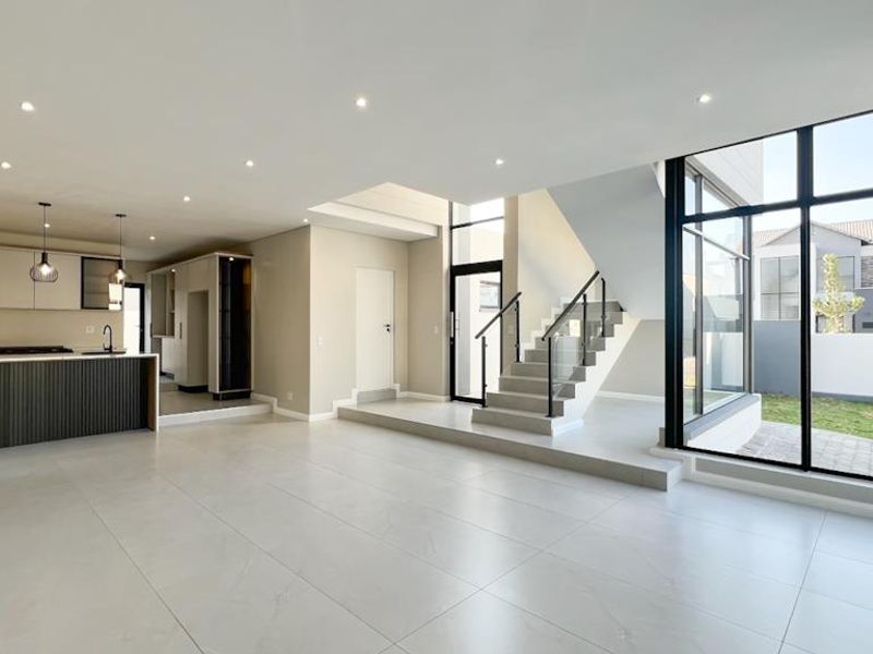 Double-Volume Elegance, Designer Finishes & Family Comfort - Photo 9