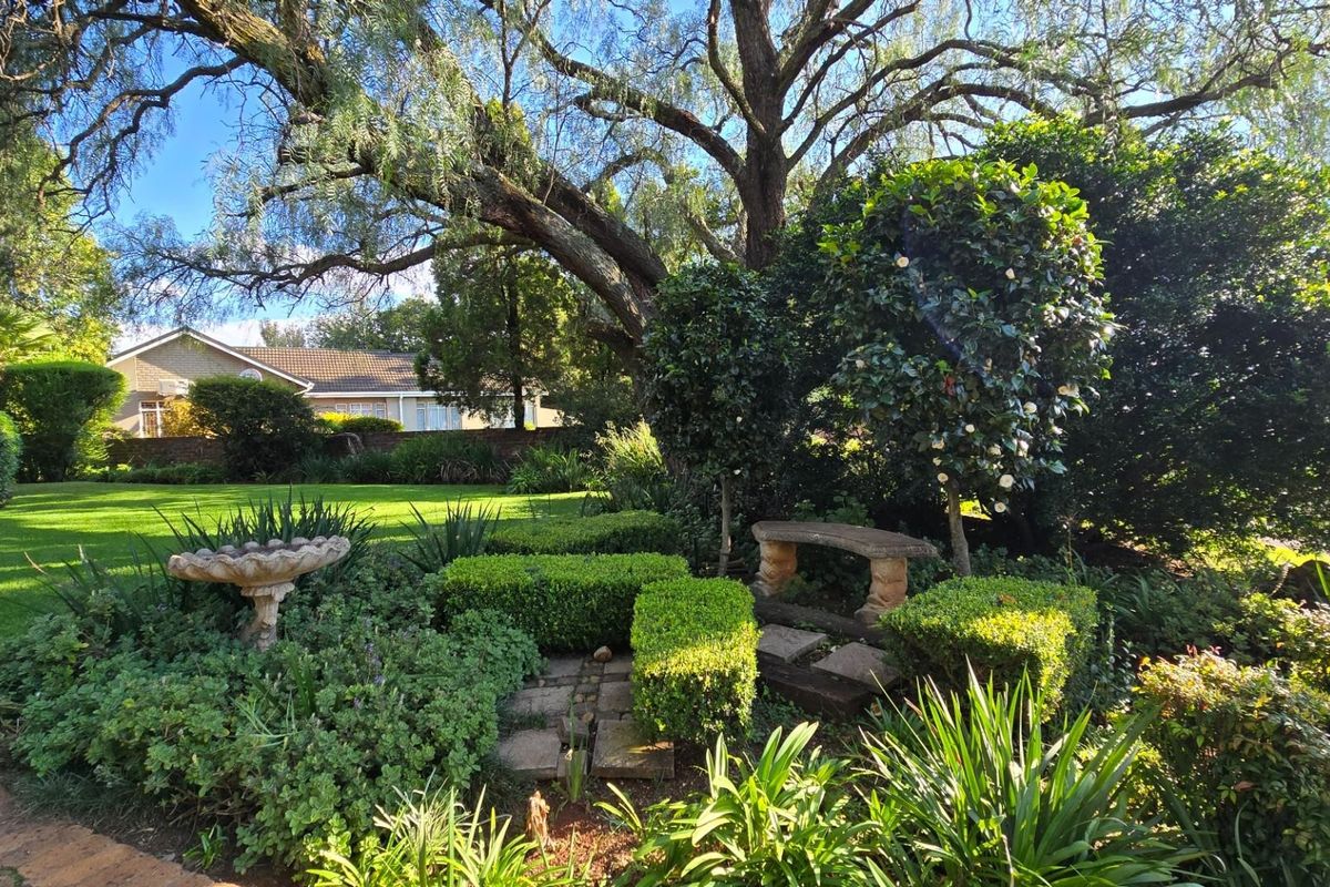 Beautiful Family Living with Entertainer’s Garden and Poolside Charm - Photo 2